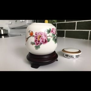 Fine ceramic Trinket jar, loose tea holder, made in Taiwan
